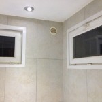 14- Exemple de ventilation haute murale dans une sale de bain.